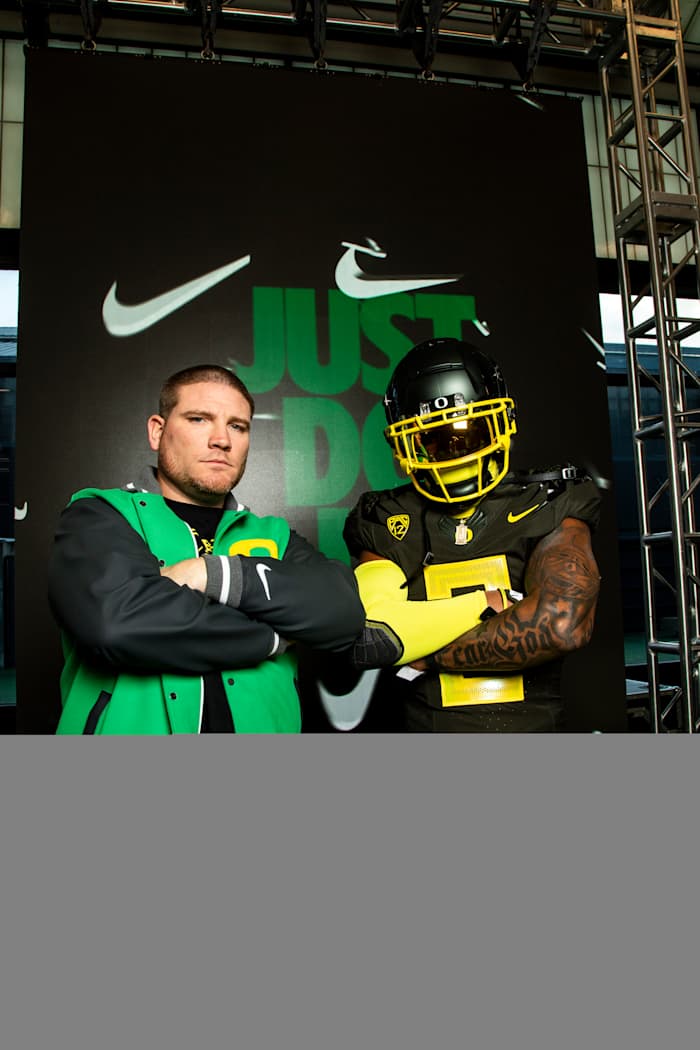 Dylan Williams poses with defensive coordinator Tosh Lupoi.